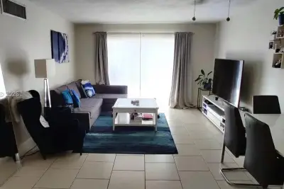 Condo in North Miami Beach: photo 1 of 14