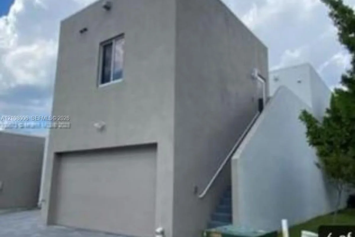 6412 NW 105th Pl, Doral: photo 1 of 18