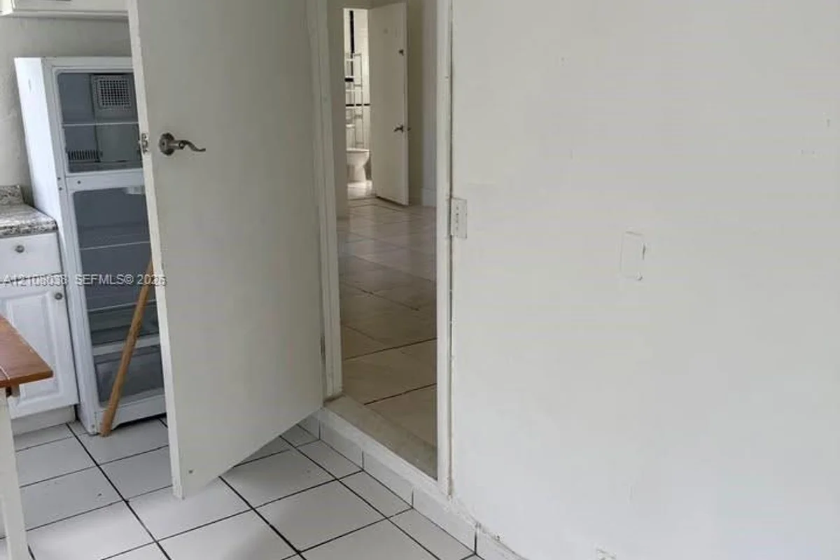 2282 SW 15th St #2, Miami: photo 1 of 6