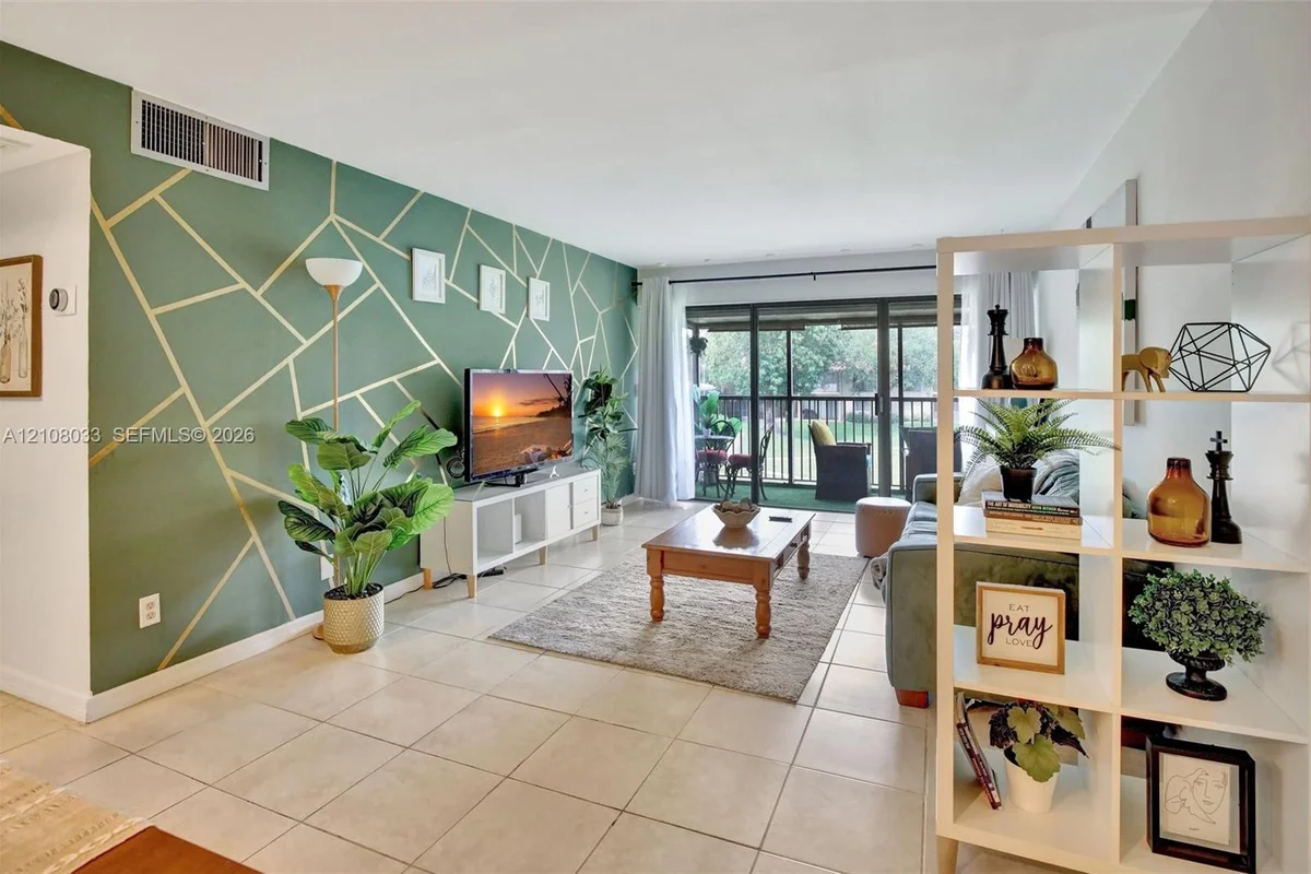 5821 Washington St #30, Hollywood: photo 1 of 12