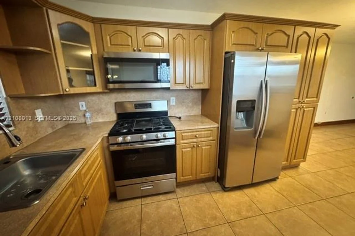 1281 W 29th St #18, Hialeah: photo 1 of 19