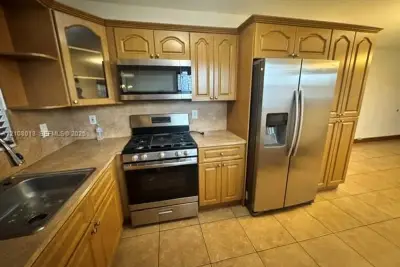 1281 W 29th St #18, Hialeah: photo 1 of 19