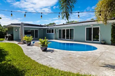 5830 NE 21st Ave, Fort Lauderdale: photo 1 of 47