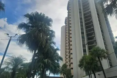 1800 NE 114th St #2207, Miami: photo 1 of 8
