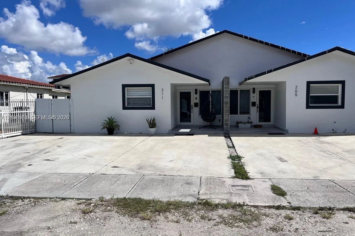 209 NW 46th Ave, Miami: photo 1 of 8