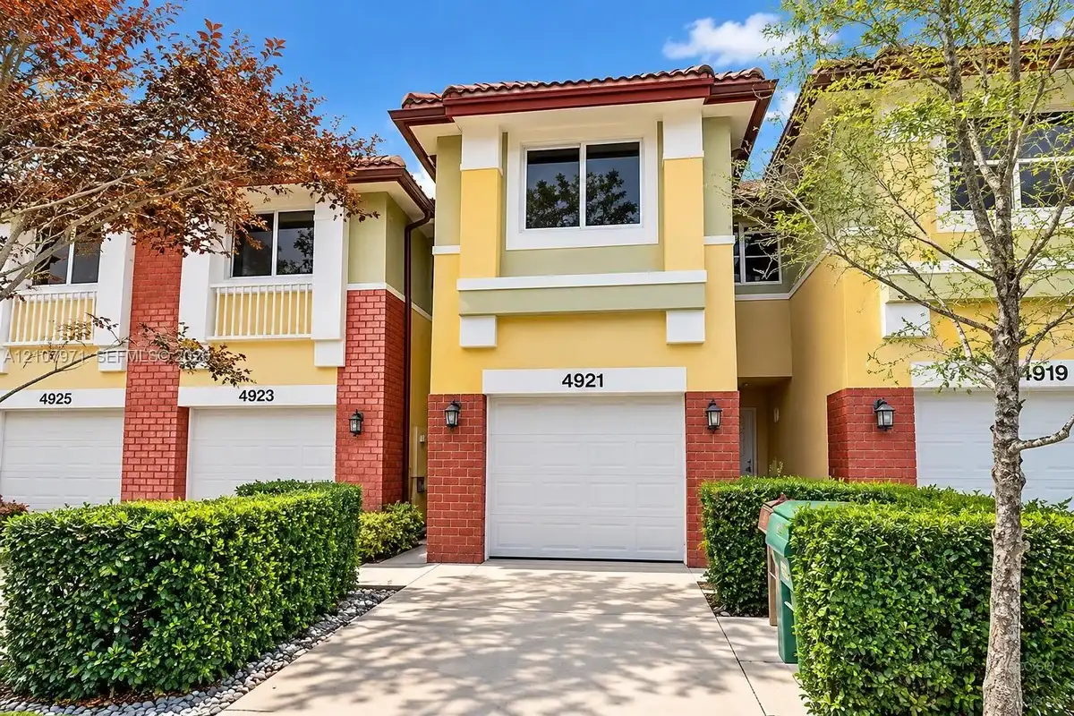 4921 SW 66th Ter, Davie: photo 1 of 8