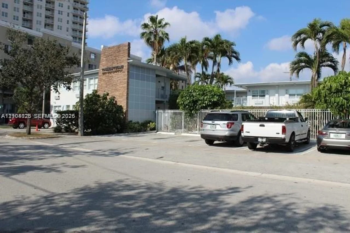 8000 NE Bayshore Ct #221, Miami: photo 1 of 20