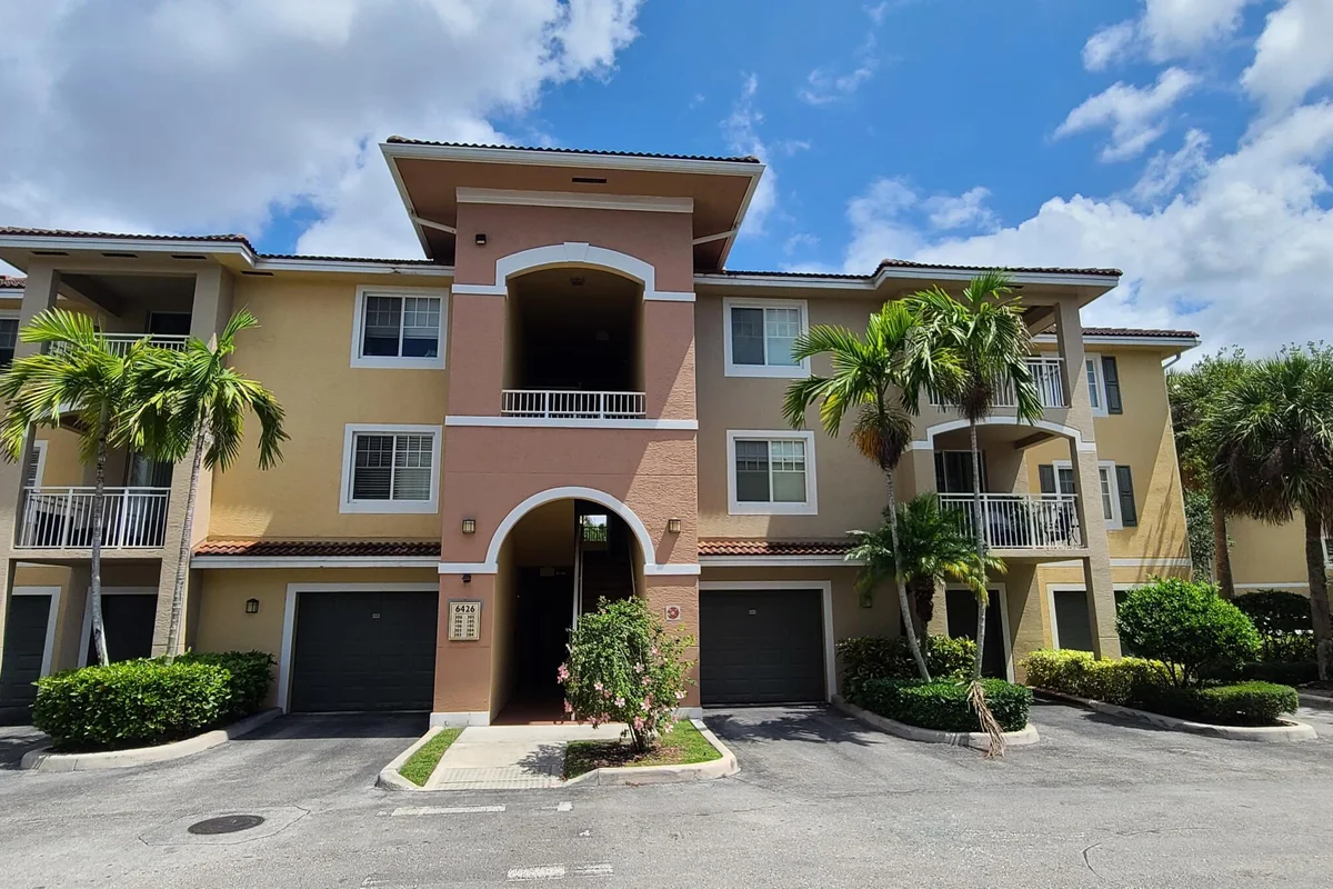 6426 Emerald Dunes Dr #105, West Palm Beach: photo 1 of 24