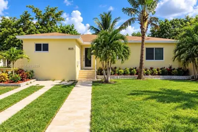 805 NE 138th St, North Miami: photo 1 of 12