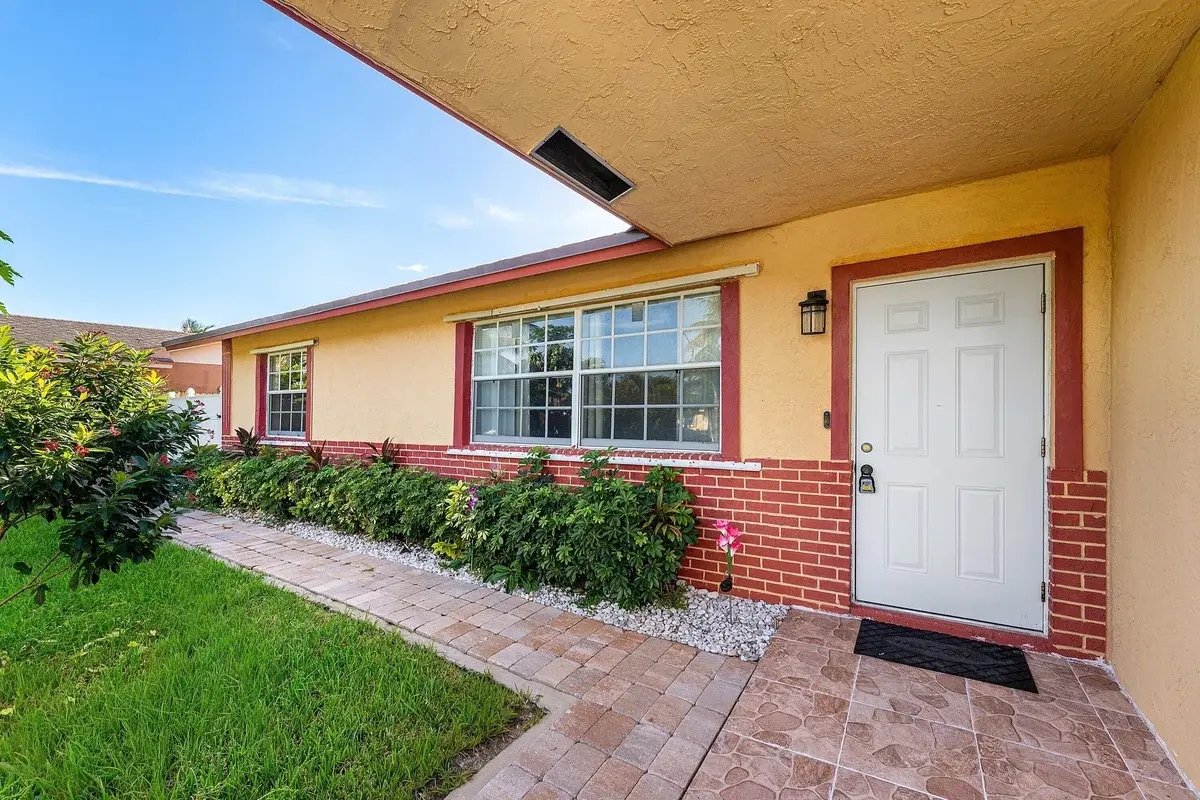 2861 NE 5th Ct, Boynton Beach: photo 1 of 17