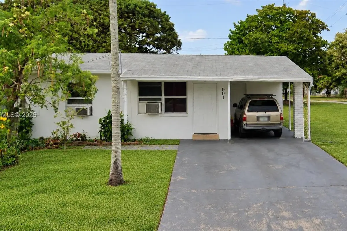 901 S D St, Lake Worth: photo 1 of 10