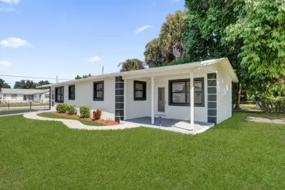 1259 W 26th St, West Palm Beach: photo 1 of 38