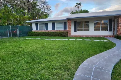 7105 SW 84th Ave, Miami: photo 1 of 51