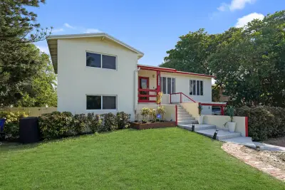 220 NW 42nd St, Oakland Park: photo 1 of 39