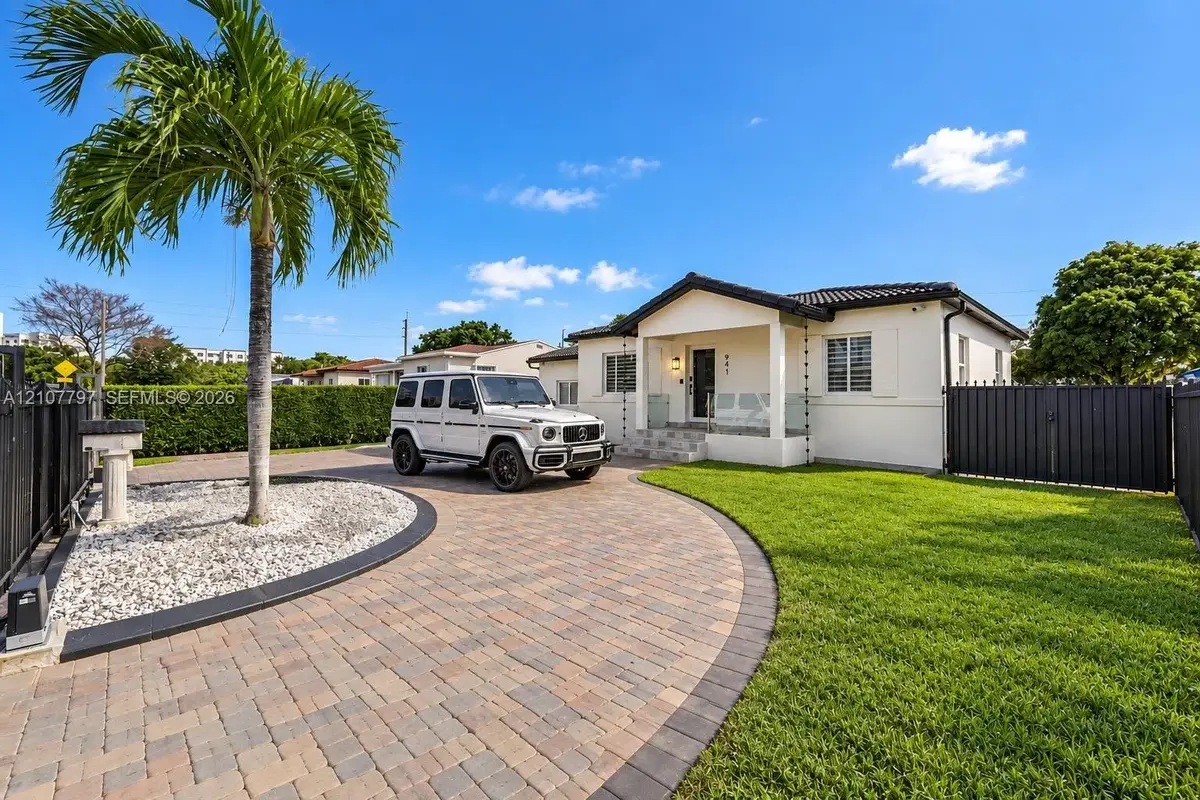 941 NW 40th Ave, Miami: photo 1 of 30