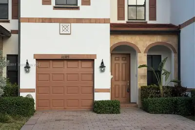 10351 W 34th Ln, Hialeah: photo 1 of 39