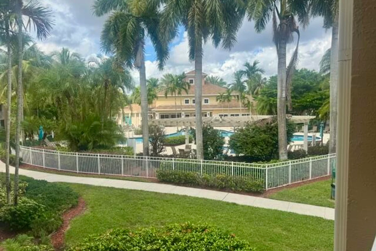 6426 Emerald Dunes Dr #206, West Palm Beach: photo 1 of 12