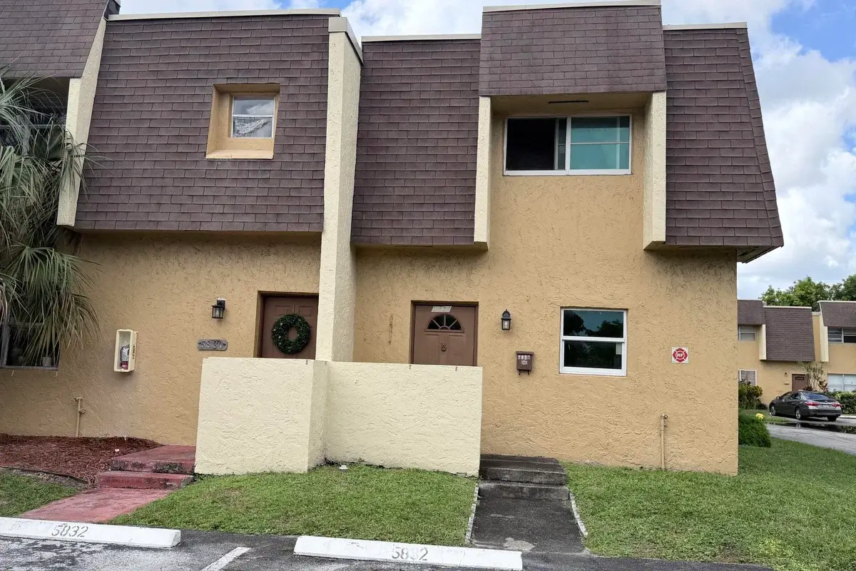 5830 Blueberry Ct, Lauderhill: photo 1 of 14