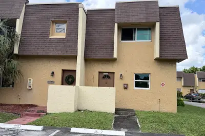5830 Blueberry Ct, Lauderhill: photo 1 of 14