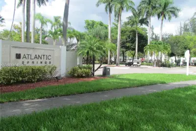 Condo in Coral Springs: photo 1 of 21