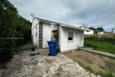 856 W 4th St, Riviera Beach: photo 1 of 7