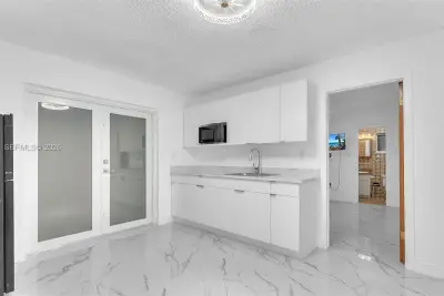 3333 SW 1st St #3, Miami: photo 1 of 10
