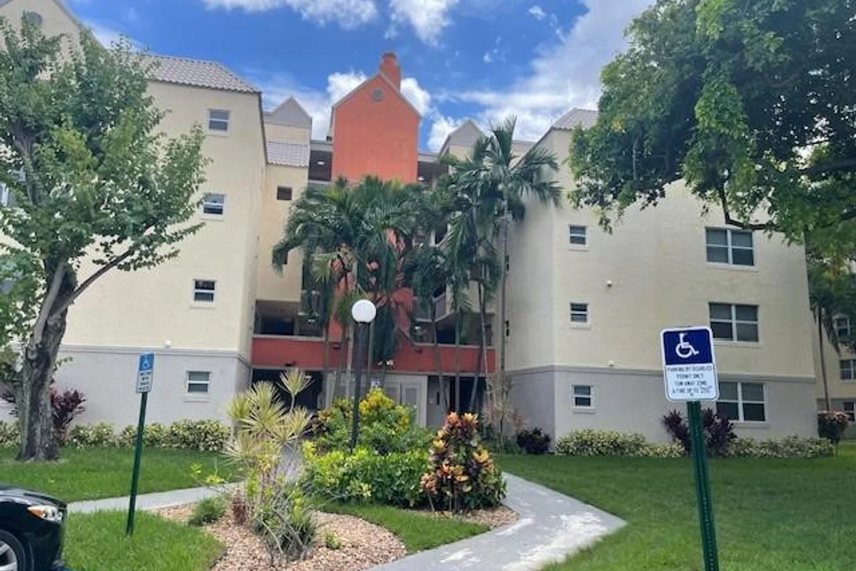 8363 Lake Dr #506, Doral: photo 1 of 16
