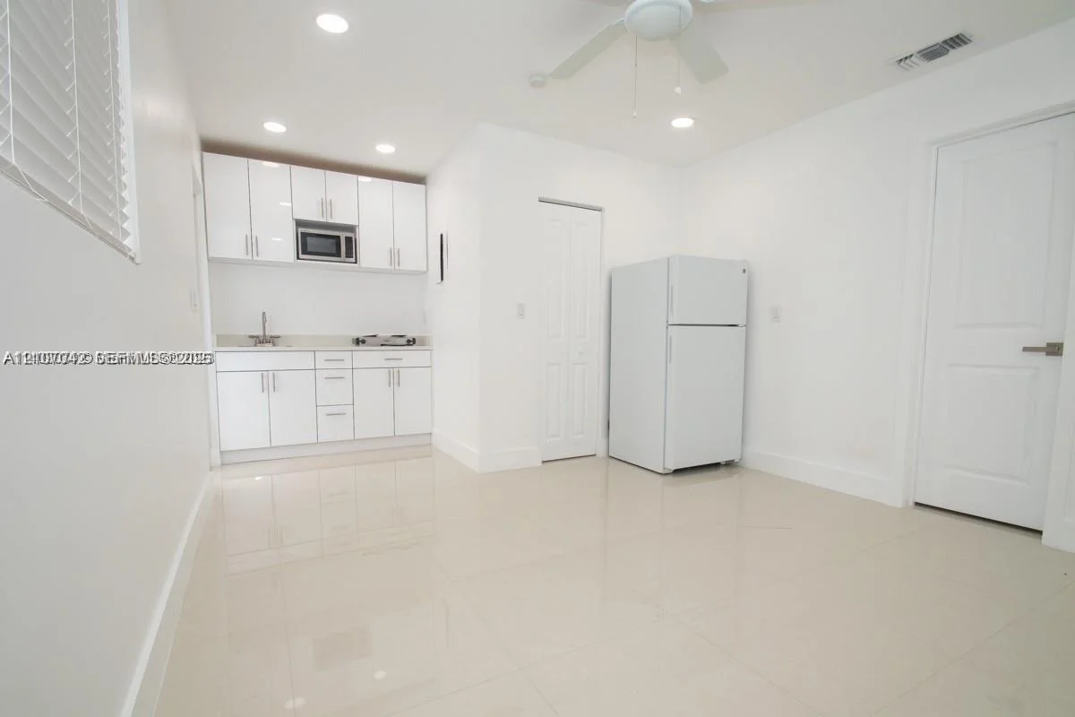 233-b NW 53rd Ave #1, Miami: photo 1 of 15