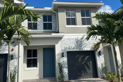 17183 SW 2nd Cir, Pembroke Pines: photo 1 of 20