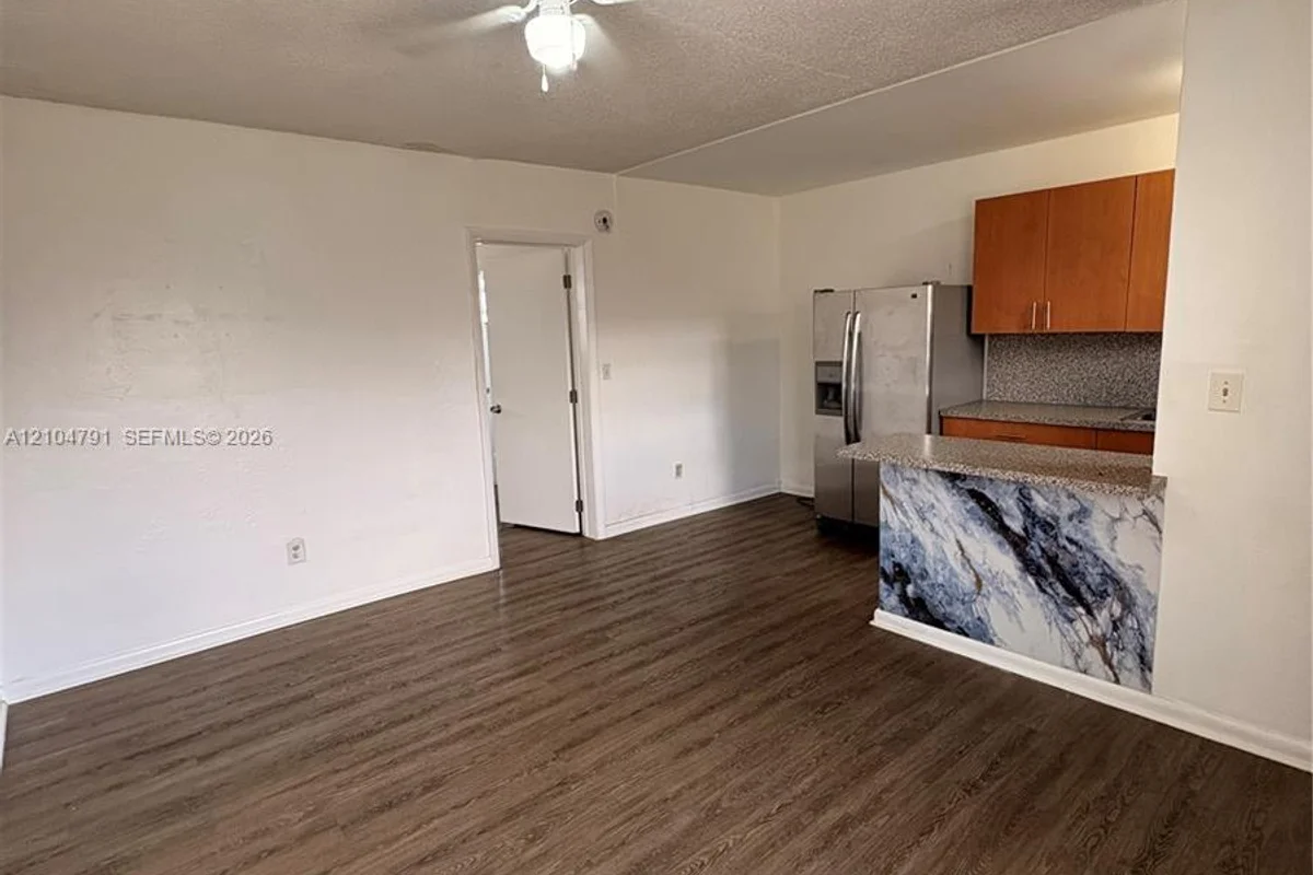 20 W 30th St #7, Hialeah: photo 1 of 8
