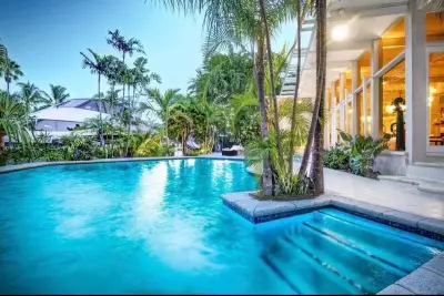28 Pelican Dr, Fort Lauderdale: photo 1 of 44