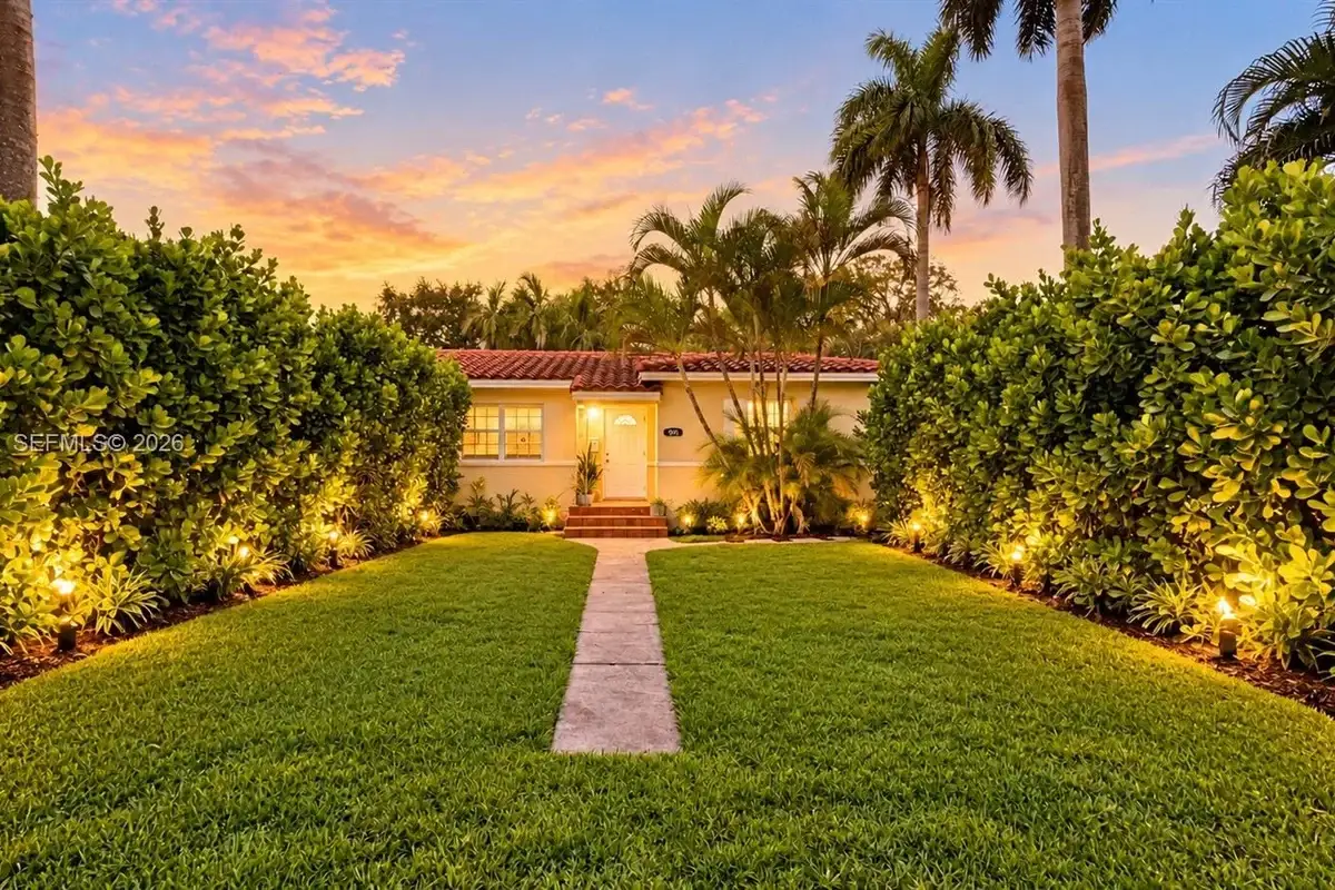 909 NE 111th St, Biscayne Park: photo 1 of 11