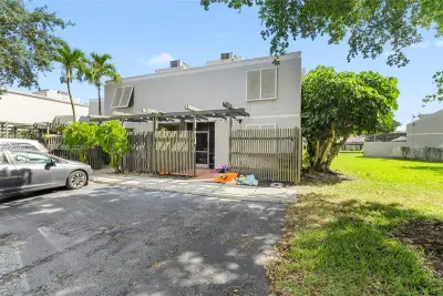 1431 NW 112th Ter, Pembroke Pines: photo 1 of 36