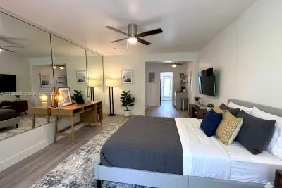 1060 Pennsylvania Ave #4, Miami Beach: photo 1 of 5