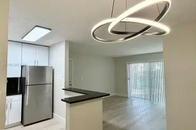 6935 NW 179th St #105, Hialeah: photo 1 of 10