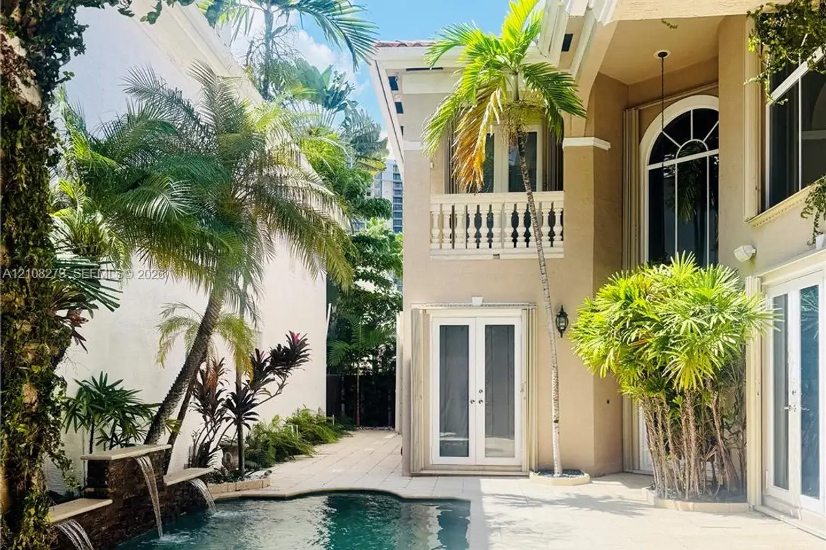 19424 39th Ave, Sunny Isles Beach: photo 1 of 32