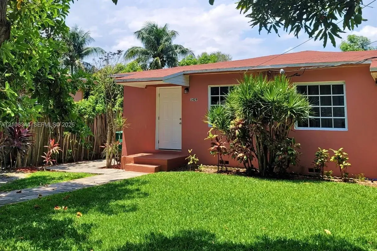 1429 NE 147th St, Miami: photo 1 of 12