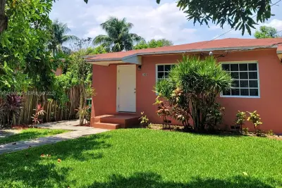 1429 NE 147th St, Miami: photo 1 of 12