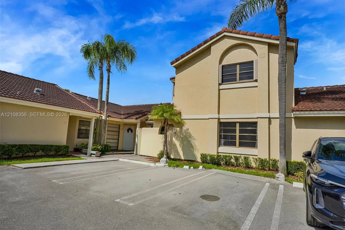 6538 NW 170th Ter, Hialeah: photo 1 of 33