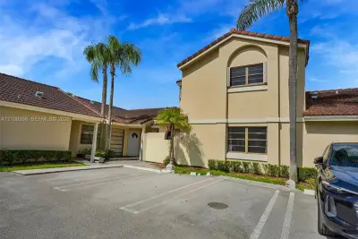 6538 NW 170th Ter, Hialeah: photo 1 of 33