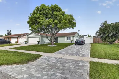 10145 Penzance Ln, Royal Palm Beach: photo 1 of 61