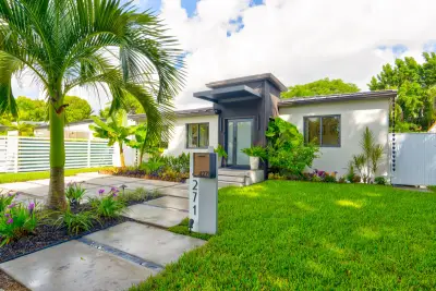 4271 SW 13th St, Miami: photo 1 of 37