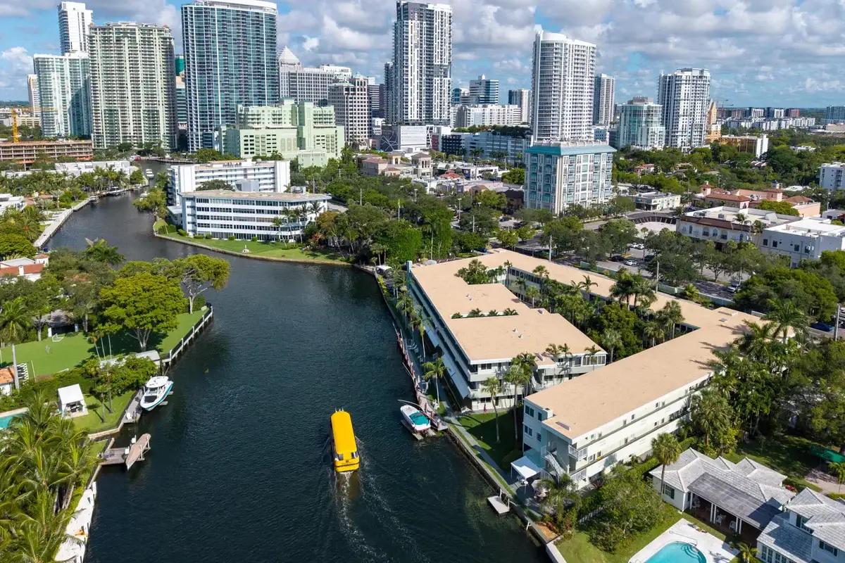 1000 SE 4th St #323, Fort Lauderdale: photo 1 of 10