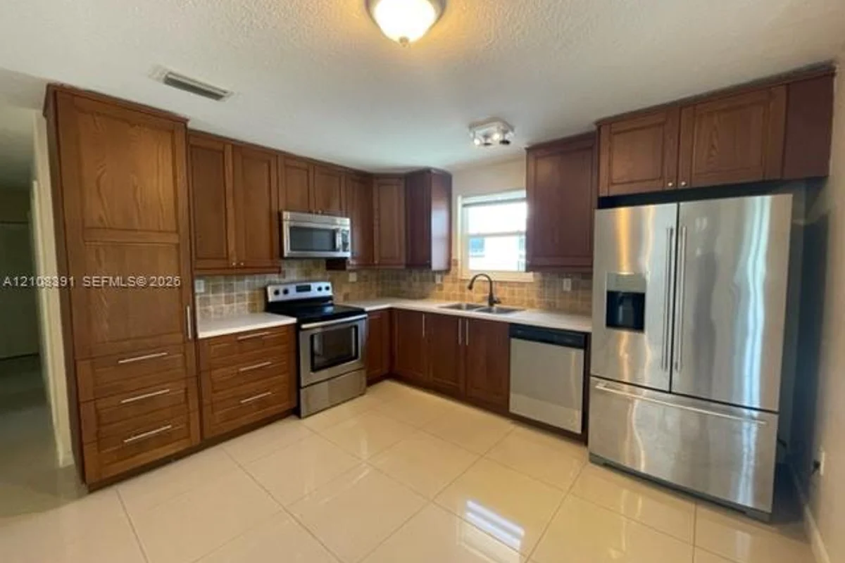 18233 Oleta Dr, North Miami Beach: photo 1 of 14