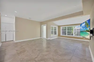 818 NE 3rd St, Hallandale Beach: photo 1 of 5