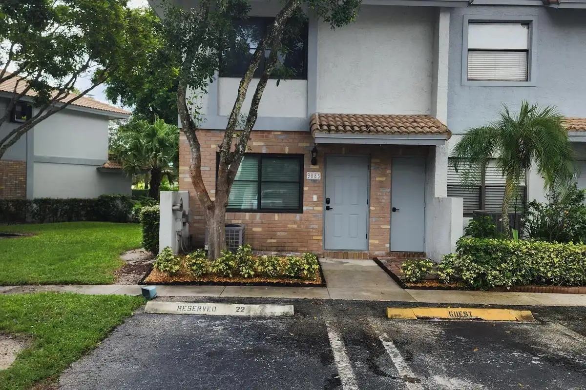 9885 Riverside Dr, Coral Springs: photo 1 of 25