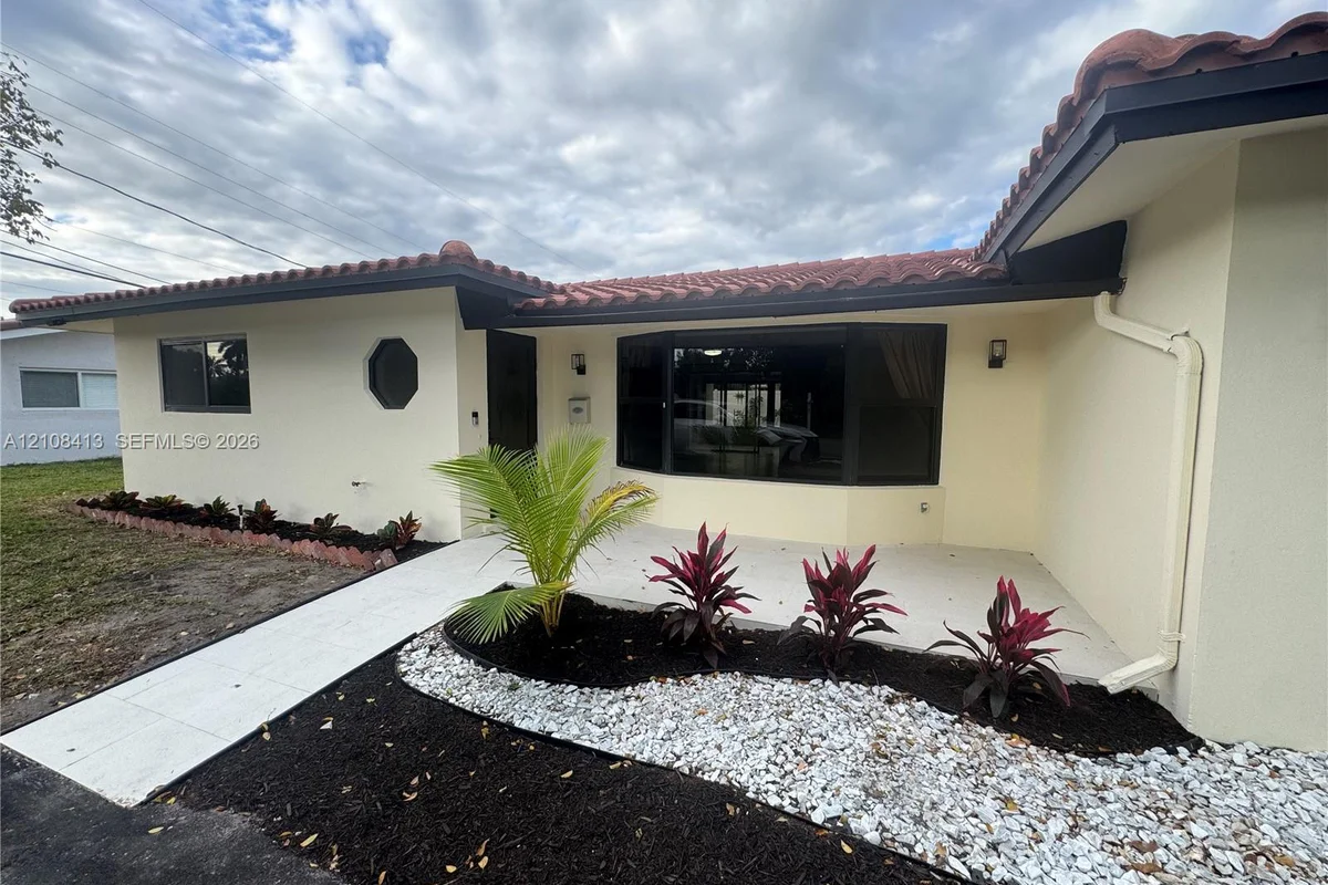 1109 SE 10th St, Deerfield Beach: photo 1 of 37