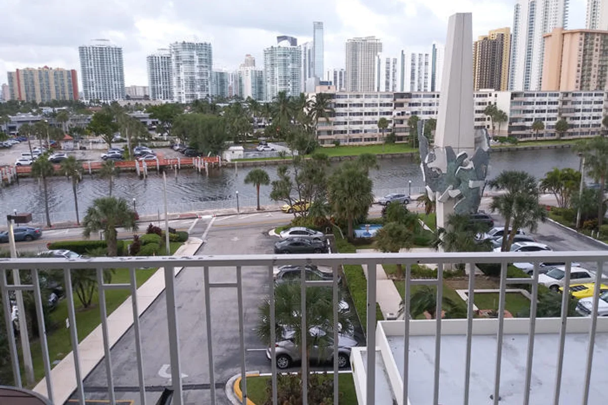 300 Bayview Dr #403, Sunny Isles Beach: photo 1 of 11