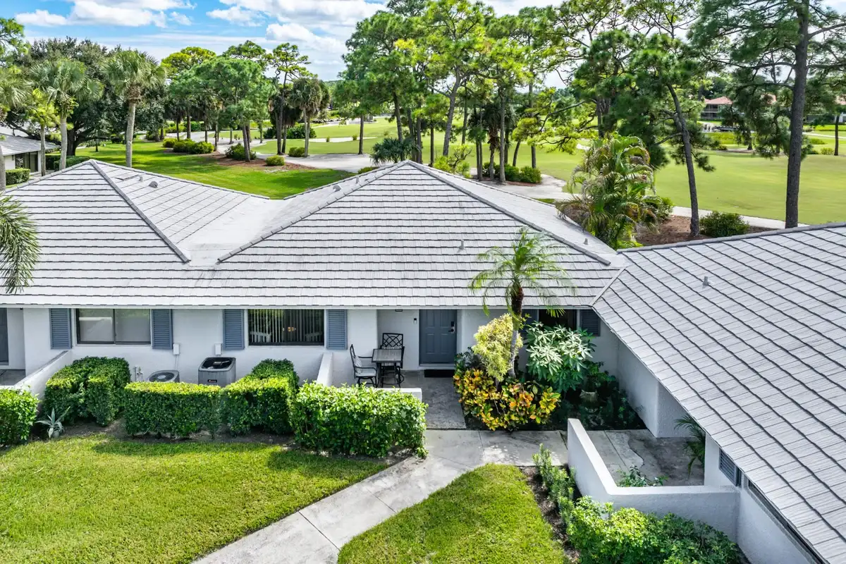 526 Club Dr, Palm Beach Gardens: photo 1 of 60