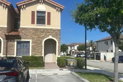9286 W 33rd Ln, Hialeah: photo 1 of 32